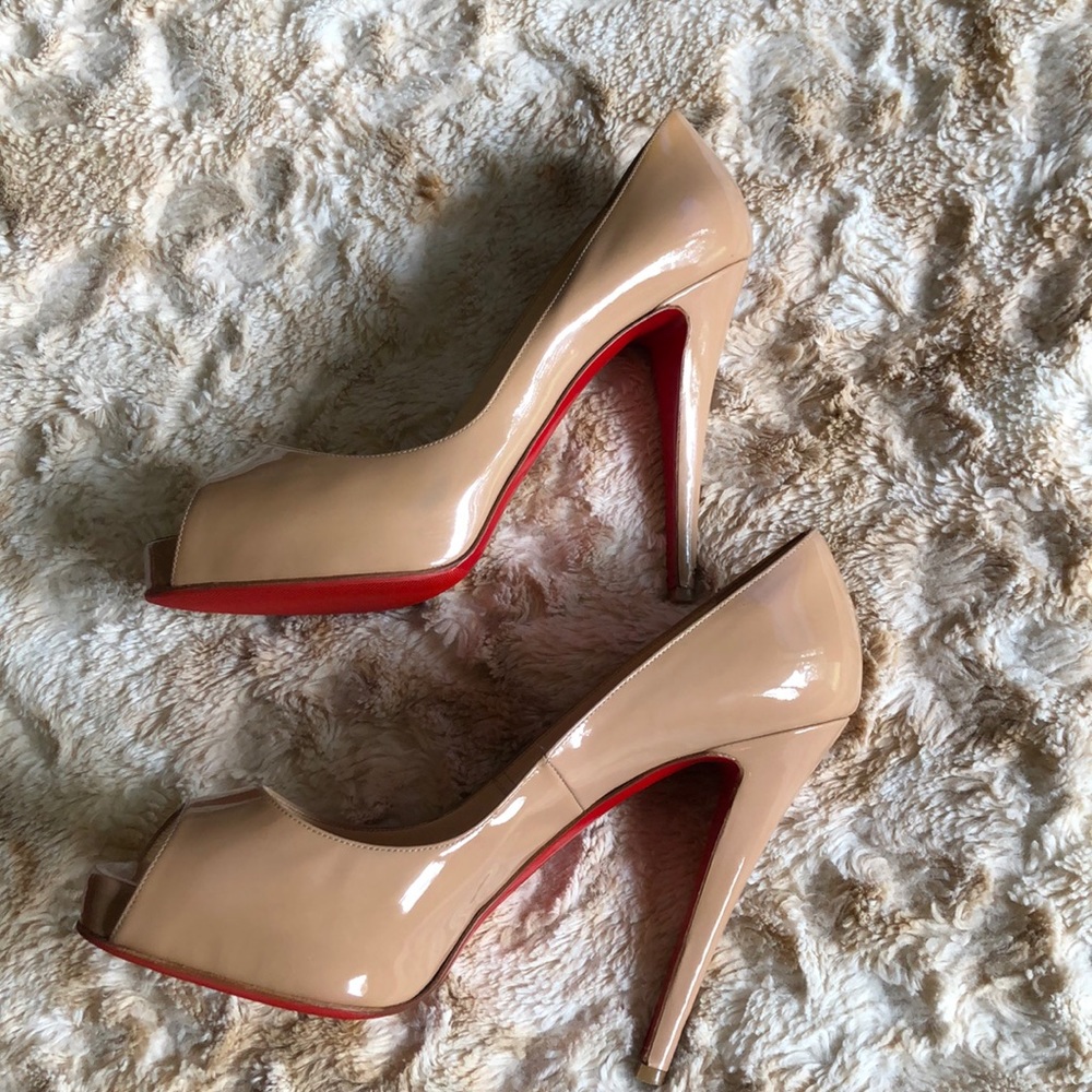 CHRISTIAN LOUBOUTIN Very Prive nude patent peeptoe
